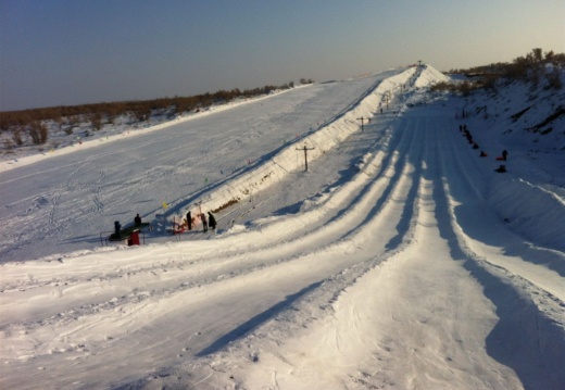 驼铃梦坡滑雪场，左边滑雪道，右边雪圈道